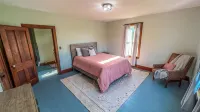 3 Peaks Farmhouse- Beautiful Remodel with Scenic Views + Root River Trail access - 民泊