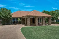 Family Dream Home, Arcade fun!, Huge Pool! 5 bedrooms, 3 baths - Bungalows