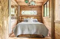FoResTree House- Peaceful Luxury Treehouse Hot tub - 4-Star