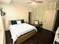 Quiet tree lined street, 1 minute from downtown Boerne - con encanto