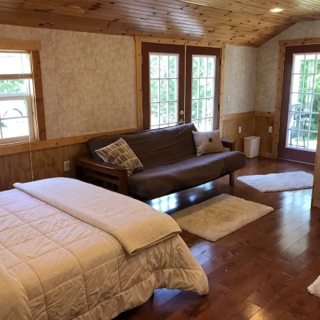 Rivergreen Cottage-"Off The Grid"-WALK TO RIVER!! Solar Powered!