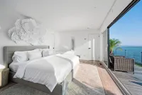 Black Swan: Beachfront Home w/ Year-Round Jacuzzi - Parvekkeita