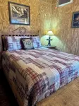 Private, quiet, rustic cabin. Minutes from Old Tunnel State Park - Chalets