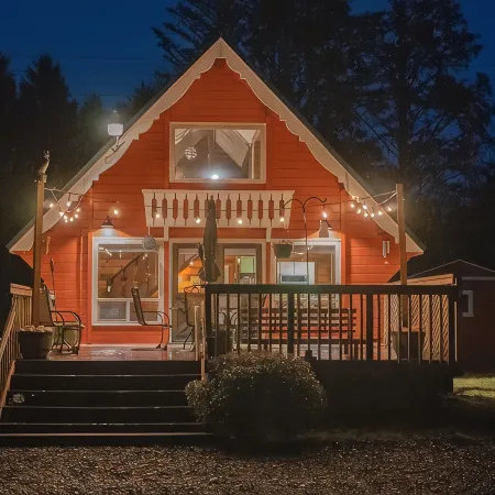 Cozy Cabin with 8 Minute Walk to the Beach!