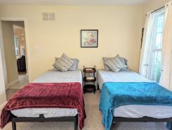 IN TOWN LEWES- NEAR WALKING/BIKING TRAILS /QUIET NEIGHBORHOOD /LINENS INCLUDED