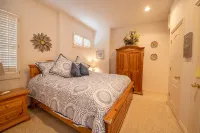 Lake Charlevoix/King/Queen/2 Bed/2 Bath Condo/Town/Beach/Pool - Pools