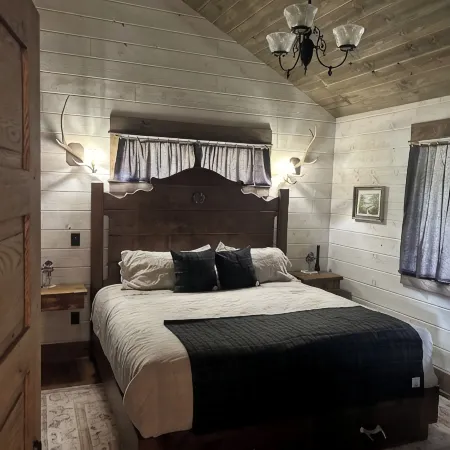 Rustic Elegant Cabin 5 Mns to Ynp ~ Open Year Round
