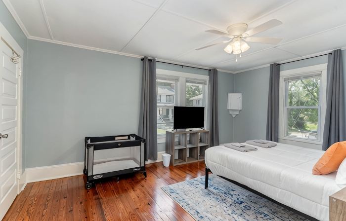 Updated historic 3b1.5b house minutes from old downtown w/ deck & work space