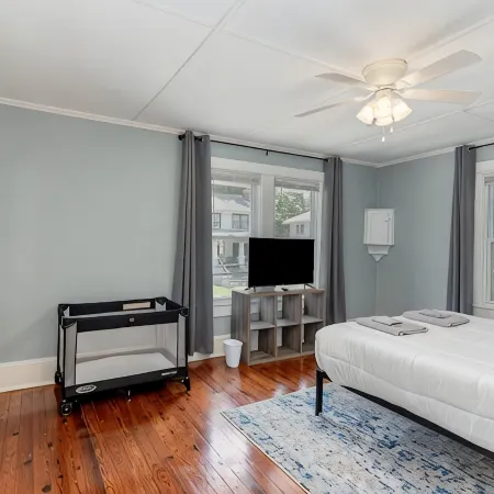 Updated historic 3b1.5b house minutes from old downtown w/ deck & work space
