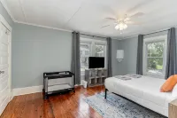 Updated historic 3b1.5b house minutes from old downtown w/ deck & work space - Wifi