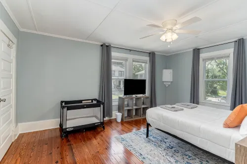 Updated historic 3b1.5b house minutes from old downtown w/ deck & work space - 民泊