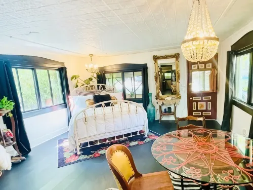 Downtown Cottage with Private Hot Tub - Country Houses