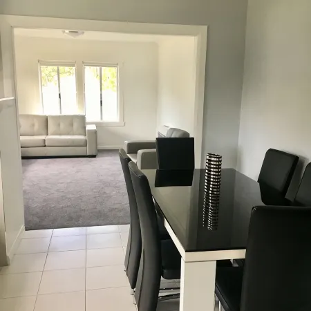 Entire House 3 bedrooms, 5 minute walk to town centre and 1 minute to beach