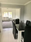 Entire House 3 bedrooms, 5 minute walk to town centre and 1 minute to beach - Homestays