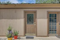 country living in a city. very close to DFW airport. in the heart of town - Wi-Fi
