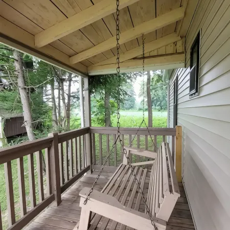 Creekside With Hot Tub, Gas Fireplace, Fishing, Minutes to Downtown and Omni Spa