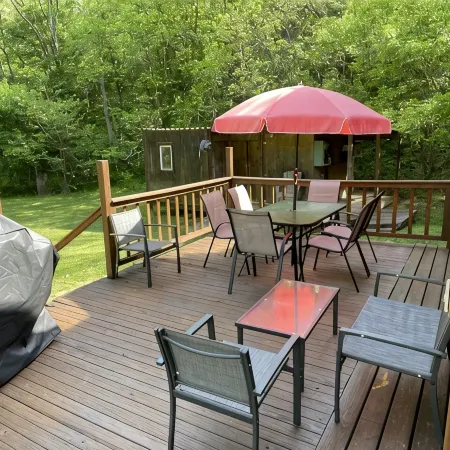 Rustic cabin just outside of Madison!