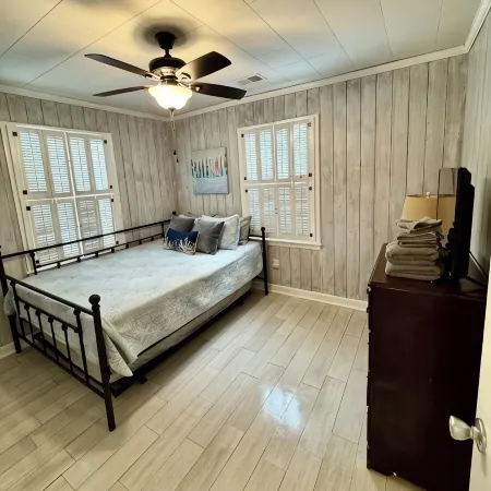 Half Shell Beach Cottage-One Block Easy Walk to Beach, Pet Friendly, Grill&Wifi