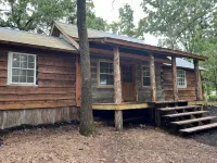 Honey Springs Cabin- restored historic cabin 12 minutes from Lake of the Ozarks - Chalets