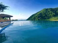 Longnan Qianxin Town Mountainside Hot Spring Resort Hotel - piscina