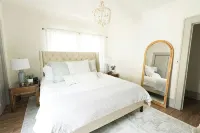 Historic bungalow less than a mile from downtown on greenway trail - 4-Star