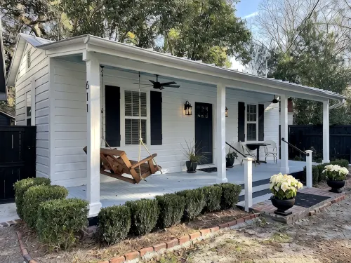 Charming & Quaint - Fully Restored Historic Cottage at Camellia Cottages - Boutique