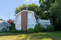Seaside Serenity: Renovated Beach House Oasis in Charming Niantic - WiFi