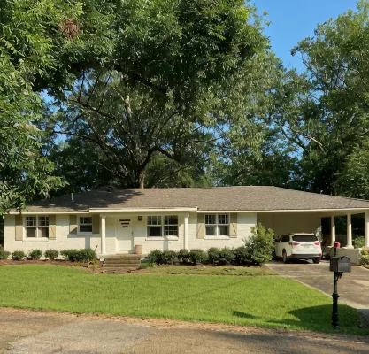 Updated home close to campus and downtown - 3성급