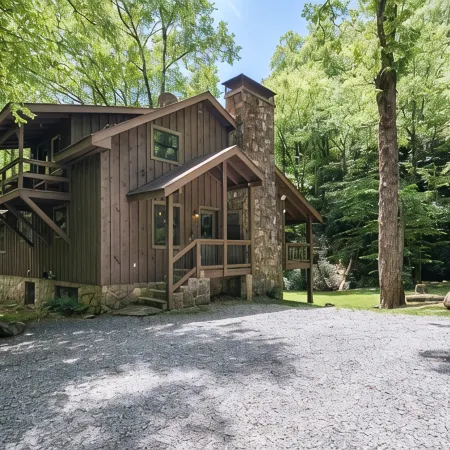 Luxury Waterfall Lodge & Guest House with Firepit, Hiking Trails, WiFi, Creek