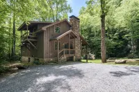Luxury Waterfall Lodge & Guest House with Firepit, Hiking Trails, WiFi, Creek - Chalets