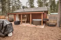 Cheerful 1-bedroom cabin with hot tub - Chalets