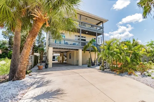 Beach House ! Sunset Decks ! Walk to Beach & John's Pass Boardwalk - 4-Star