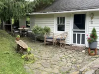 Cozy cottage on the hill in the heart of Warm Springs. - Family