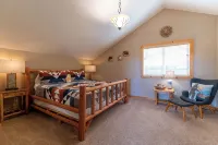 Modern Chalet with Lake Views in Marina Area - 4-Star