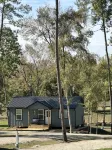 Newly constructed waterfront cabin C1 with pond and Trinity River views - Homestays