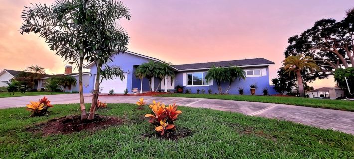 Seaside Oasis! Dog-Friendly, Waterfront, Private Dock, Saltwater Pool & Spa, Hotels in Apollo Beach