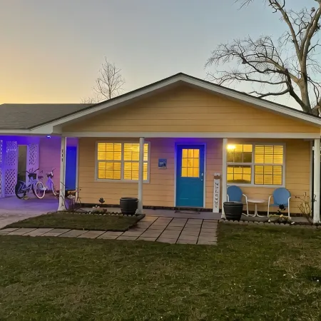 Da Bay House is Close to the Beach and Downtown