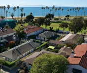 Steps to the Sand: Enjoy beach views & a private fenced yard. Great for families - Tiny houses