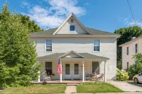 Unit 1: Beautiful townhouse near to Petoskey shopping, restaurants and trails. - Homestays