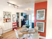 Mid-Century 2-Bedroom Charm - Beach, Pets, Fenced Yard in Fabulous Venice - 4 ดาว