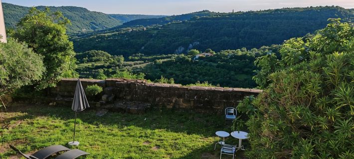 Old farmhouse in the heart of the 'Slovenian Tuscany' Hotels in Koper