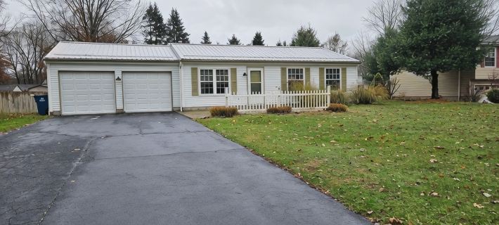 The Ranch on Raccoon with AC, wifi, deck, 2 car garage -near Avalon Grand Resort Hoteles en Condado de Trumbull
