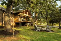 Resort Cabin w/ Firepit, Spacious Deck & Outdoor TV - 2 Miles to SDC - 샬레 호텔