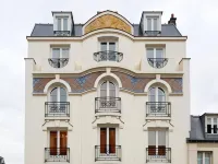 Timhotel Tour Montparnasse Hotel berhampiran Stesen Metro Vavin