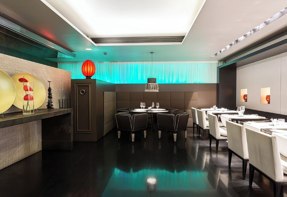 2. 시나 더 그레이..