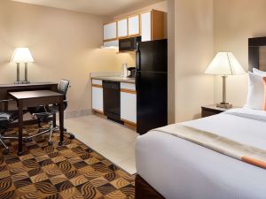 Hawthorn Suites by Wyndham Oak Creek/Milwaukee Airport