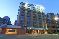 Holiday Inn Express & Suites Calgary Các khách sạn gần Peace Bridge