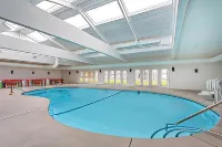 Ramada by Wyndham Hartford North / Bradley Airport - Pools