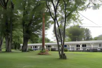 Ray Lyn Motel Hotels near VISAC Gallery