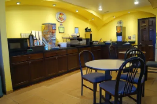 Super 8 by Wyndham Colby